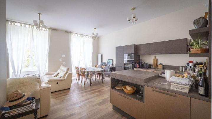 Des artisans qualifiés pour poser des revêtements de sol de qualité.